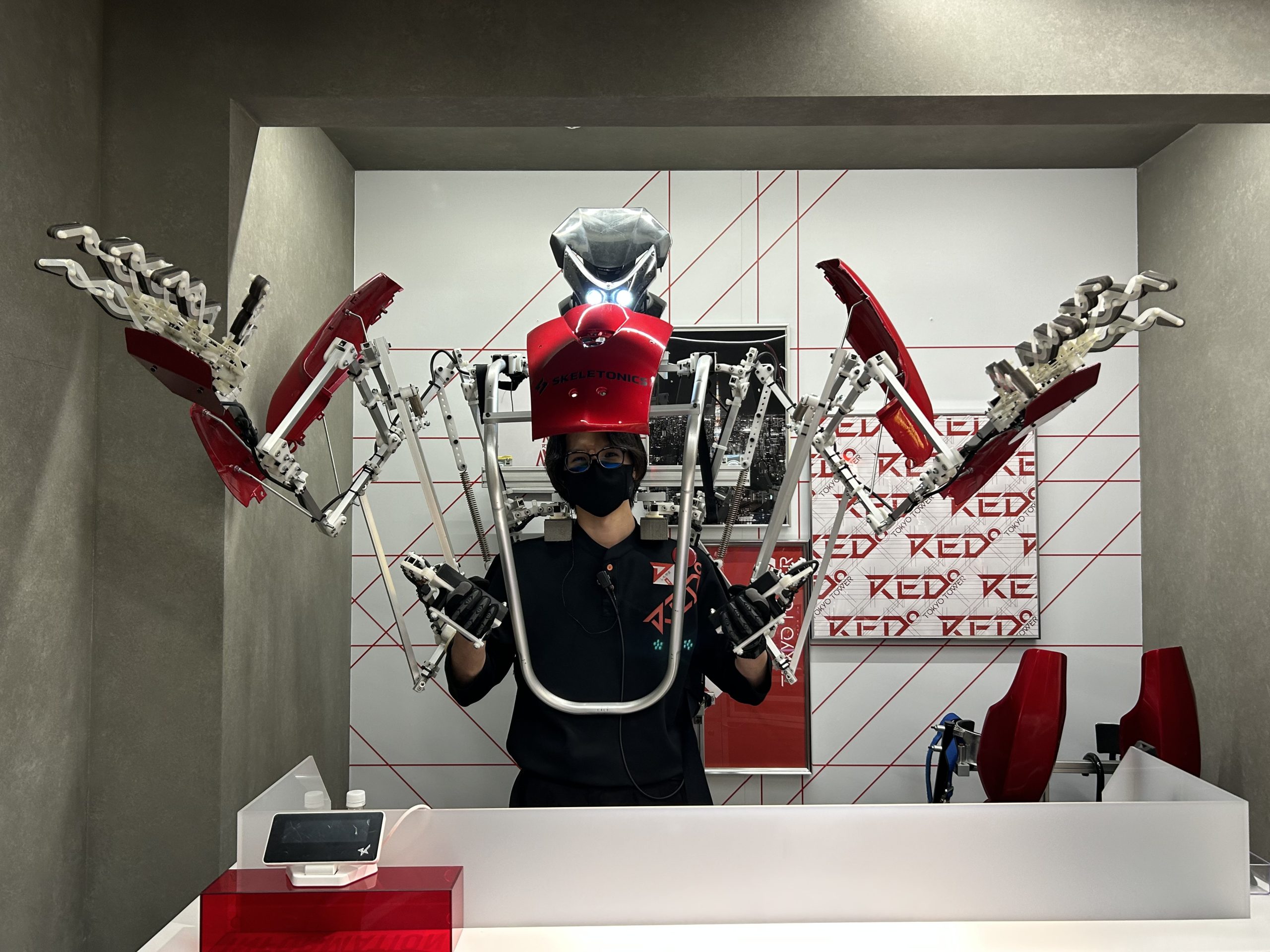 東京タワー「RED° TOKYO TOWER」に初上陸！ロボットを装着して